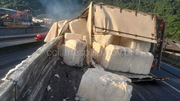 Carreta tombou e alça precisou ser interditada