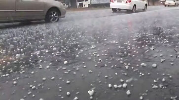 Moradores registraram em vídeo a queda de granizo na zona norte