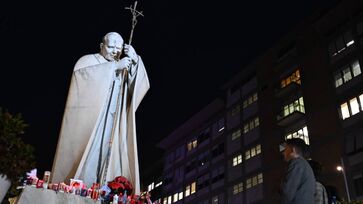 Na entrada do hospital há uma grande estátua do Papa João Paulo 2&ordm;