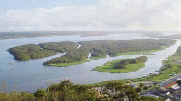 Apesar de ser um destino turístico, Iguape mantém um ritmo tranquilo e tem poucas opções de hospedagem, o que garante uma experiência mais intimista aos visitantes.