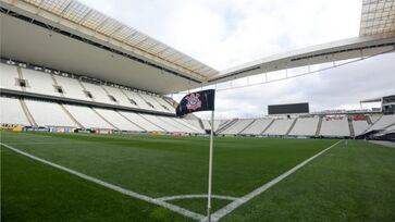 Torcedores se movimentam para quitar o estádio do clube