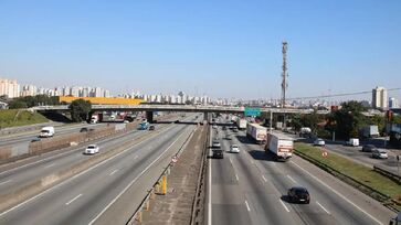 Tráfego na rodovia liga Guarulhos, em São Paulo, até Contagem, em Minas Gerais