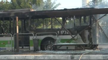 Ônibus foi atingido na traseira por avião e pegou fogo