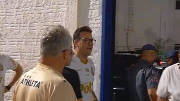 Vice-prefeito de São José do Rio Preto, Fábio Marcondes, durante a discussão no estádio do Mirassol