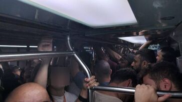 Trem lotado ficou parado por cerca de 30 minutos, segundo Ricardo, antes dos passageiros seguirem a pé