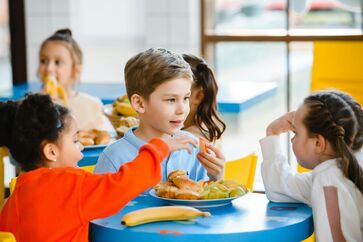 Estudantes de escolas públicas estão mais protegidos dos ultraprocessados graças ao Programa Nacional de Alimentação Escolar (PNAE)