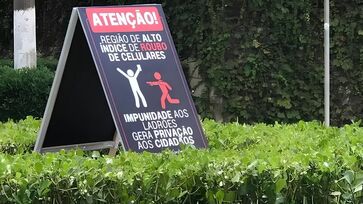 Moradores próximos ao Parque Ibirapuera, na zona sul de São Paulo, instalaram placas para alertar os foliões 