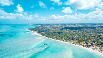 As praias têm areita macia e branca, além de água cristalina e azul