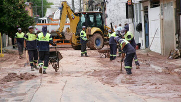 Equipes da Prefeitura de Taboão da Serra trabalham no rescaldo na região central na manhã desta terça (4/2)