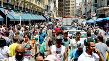 A principal e mais tradicional via de comércio popular de São Paulo já teve outros nomes