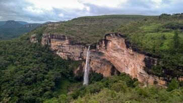 Sengés está situada na região dos Campos Gerais do Paraná, na divisa com o estado de São Paulo. 