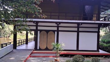 Templo Kinkaku-ji do Brasil possui um lago deslumbrante povoado por carpas coloridas