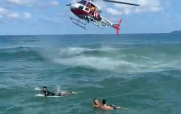 Momento em que helicóptero resgata vítimas na praia do Tenório, em Ubatuba