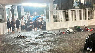 Temporal deixou diversas motos submersas na porta de uma universidade, no bairro Boqueirão