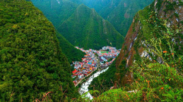 Em meio a inúmeros locais curiosos em todo o mundo, uma pequena cidade se destaca no Peru: Aguas Calientes, também chamada de Machu Picchu pueblo