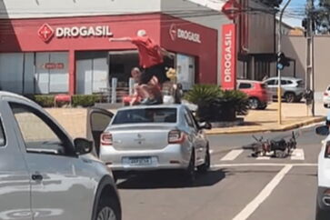 Momento em que motociclista subiu sobre carro da vítima