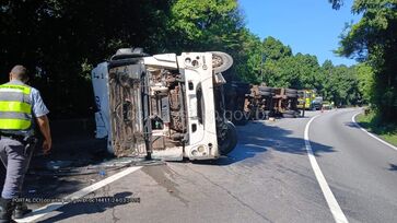 Caminhão tombou na pista após a colisão