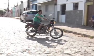 Sandro Alves transforma água em combustível para sua moto