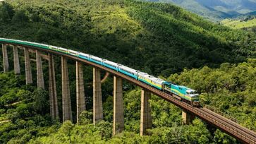 Trem leva cerca de 1,5 mil pessoas por dia e passa por cenários deslumbrantes