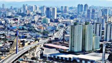 Localizada na região metropolitana de São Paulo, a cidade de Guarulhos passou por um notável aumento em sua população nos últimos anos