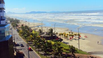 Essa cidade encanta por sua atmosfera agitada e praiana