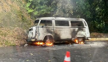 Kombi perdeu os freios e pegou fogo na serra de Ubatuba neste sábado