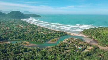 Praia de Itamambuca em Ubatuba é uma das principais praias da cidade