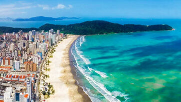 Essa cidade encanta por sua atmosfera agitada e praiana