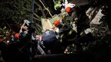 Bombeiro trabalham no resgate de vítima de encarceramento