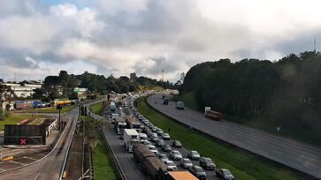 Rodovias que ligam a capital paulista ao litoral estão com trânsito intenso