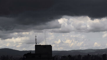 Tendência é de que as áreas de chuva forte se afastem gradualmente de São Paulo no decorrer da tarde