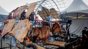 Evento reúne assadores de várias regiões, shows de rock e experiências imersivas na cultura do churrasco