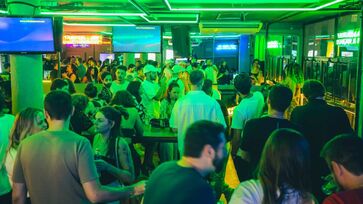 Karaokês são lugares perfeitos para se divertir e mostrar seu talento