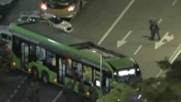 Segundo a Polícia Militar, o motorista do ônibus está sendo feito de refém dentro do veículo