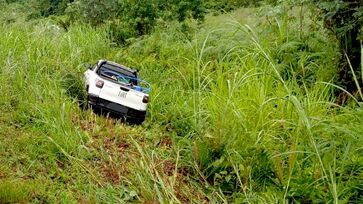 Motorista precisou jogar veículo para área de vegetação para não colidir com outros carros