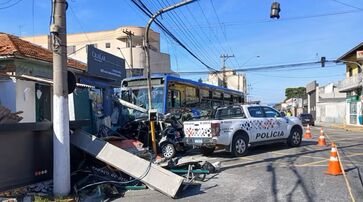 Duas mulheres morreram após carro em que estavam colidir com ônibus
