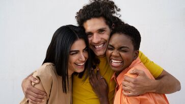 Estudos indicam que o número ideal é de três a seis amigos