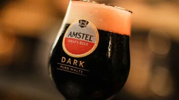 Amstel Dark é feita com maltes especiais com aromas maltados e tostados