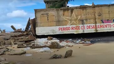 Mar segue avançando sobre casas da Praia de Atafona, no litoral do Rio