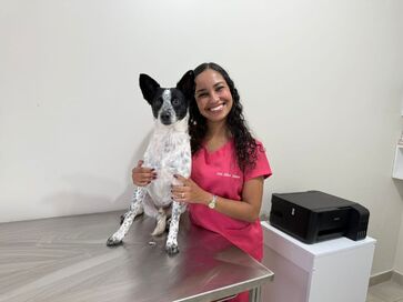 Veterinária Alice Soares ao lado de Branquelo
