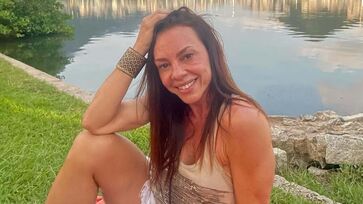 A atriz Carla Marins está de volta à TV Globo