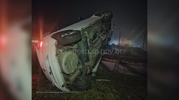 Uma pessoa morreu e outras cinco ficaram feridas após o carro em que estavam capotar