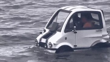 Carro viralizou nas redes sociais após andar sobre o mar de São Vicente (SP) 