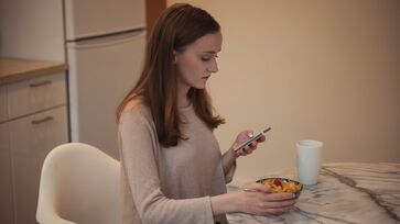 Comer olhando para o celular é um hábito que prejudica sua saúde