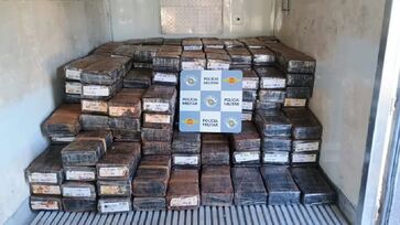 Ao todo, foram apreendidas 4,2 toneladas de maconha, quatro celulares e R$ 2,4 mil em espécie