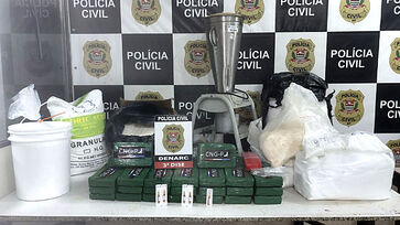 Foram apreendidos 45 tijolos de cocaína, porções de maconha, ampolas de morfina e um liquidificador, além de 135 quilos de pó branco