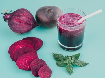 fatias e suco de beterraba fresca_23 2148306940