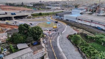 Obra no Trevo de Cumbica que estava paralisada no ano passado
