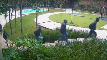 Câmeras de segurança flagraram o grupo circulando pelo condomínio