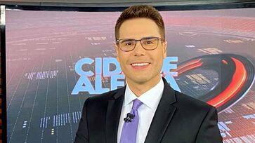 Bastidor está aquecido nos corredores do Sistema Brasileiro de Televisão (SBT) para a estreia de Luiz Bacci, no comando do programa Alô, Você